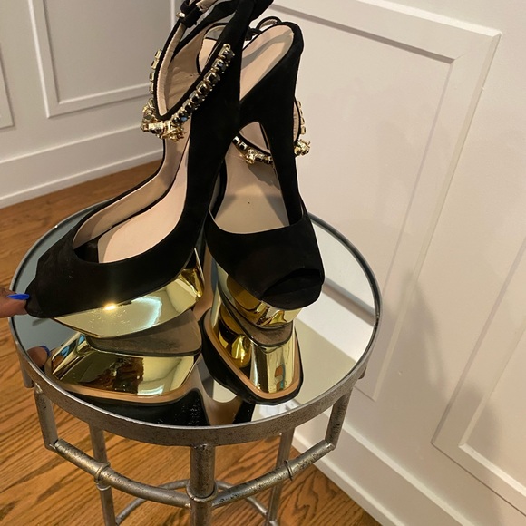 Sexy Black and Gold Semi Platform Heels✨ - Picture 2 of 10